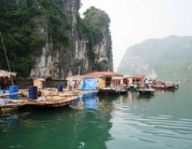 Làng chài Cửa Vạn