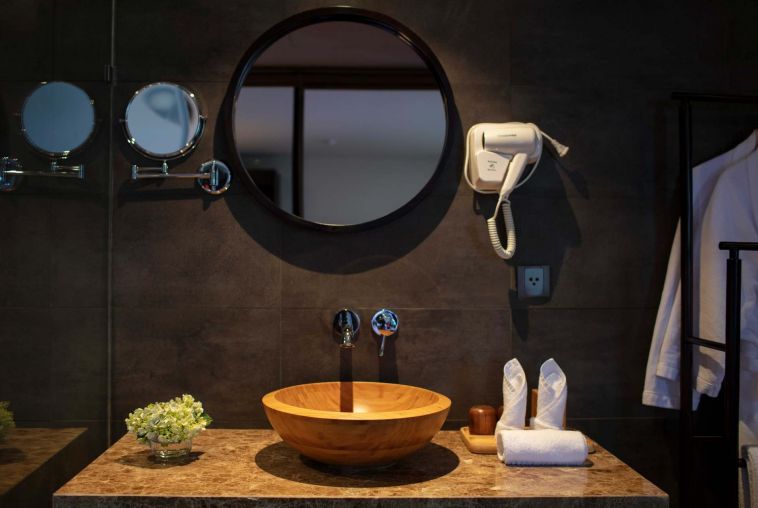23_Bathroom_Scarlet_Pearl